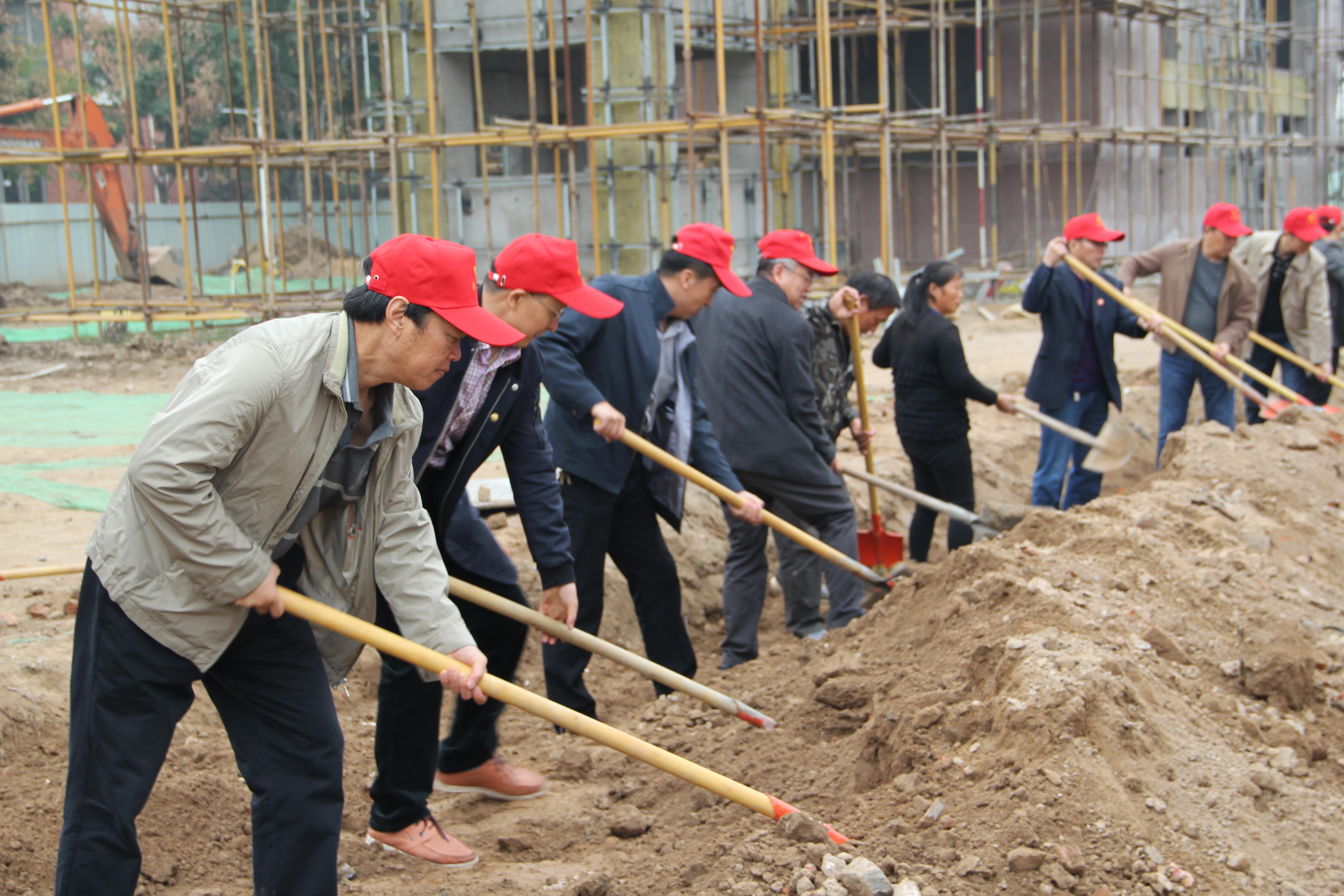 大家在工地现场，和工人师傅们肩并肩，铲土回填